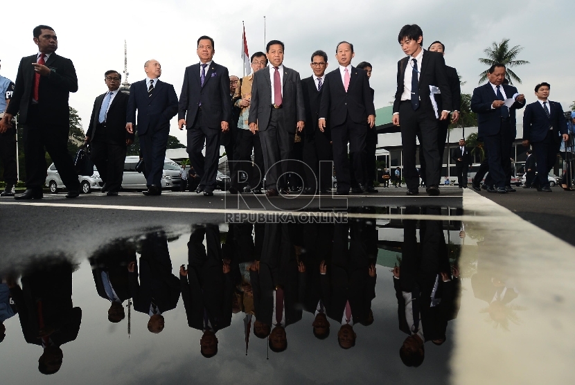   Ketua DPR Setya Novanto (keempat kanan) mendampingi Ketua Liga Parlemen Jepang-Indonesia Toshihory Nikai (keenam kanan) saat berkeliling Kompleks Parlemen, Senayan, Jakarta, Selasa (24/11).  (Republika/Raisan Al Farisi)