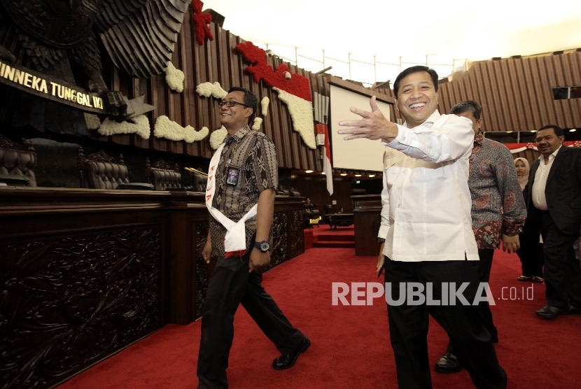 Ketua DPR Setya Novanto (ketiga kanan) dan Wakil Ketua DPR Fahri Hamzah (kedua kanan) mengikuti gladi kotor menyambut dan pidato Raja Arab Saudi Salman bin Abdulaziz Al Saud di ruang Paripurna Gedung KK di Kompleks Parlemen, Senayan, Jakarta, Selasa (28/2)