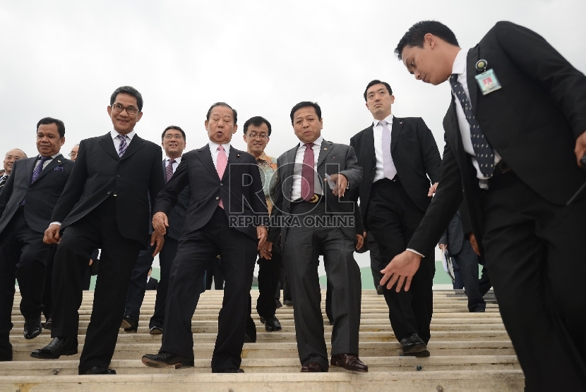   Ketua DPR Setya Novanto (keempat kanan) mendampingi Ketua Liga Parlemen Jepang-Indonesia Toshihory Nikai (keenam kanan) saat berkeliling Kompleks Parlemen, Senayan, Jakarta, Selasa (24/11).  (Republika/Raisan Al Farisi)