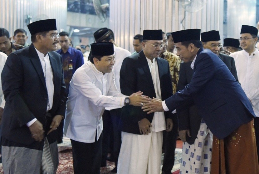 Ketua DPR Setya Novanto (kiri) berjabat tangan dengan Presiden Joko Widodo.