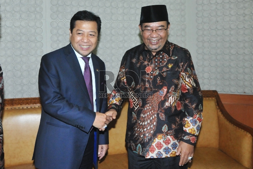 Ketua DPR Setya Novanto ( kiri) bersama Ketua BPK Harry Azhar Azis (kanan) di Gedung Parlemen, Senayan, Jakarta, Senin (5/10).  (Republika/Rakhmawaty La’lang)