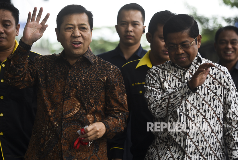 Ketua DPR Setya Novanto (kiri) didampingi Sekjen Partai Golkar Idrus Marham (kanan) 