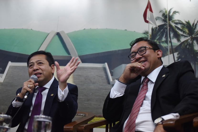  Ketua DPR Setya Novanto (kiri) didampingi Wakil Ketua DPR Fadli Zon (kanan) melakukan konferensi pers terkait pelaksanaan Ibadah Haji pimpinan DPR di Kompleks Parlemen Senayan, Jakarta, Rabu (30/9).