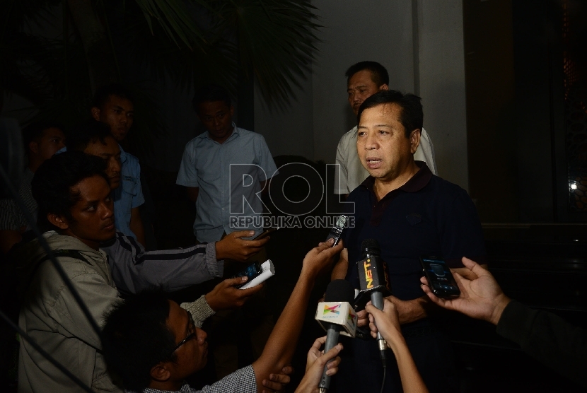 Ketua DPR Setya Novanto memberikan pernyataan kepada media di kediamannya Jalan Wijaya XIII, Jakarta, Rabu (16/12) malam.Republika/Raisan Al Farisi