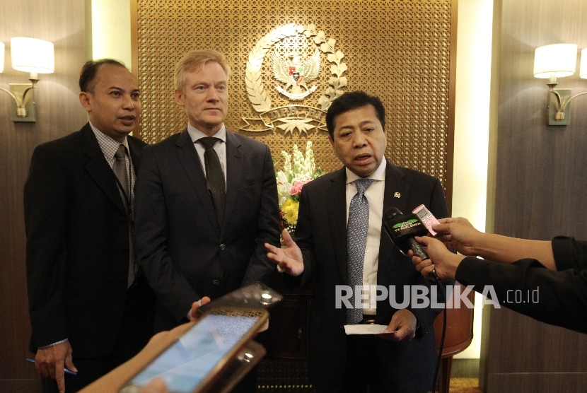  Ketua DPR Setya Novanto menerima Duta Besar Uni Eropa Vincent Guerend saat pertemuan di Ruang Pimpinan, Gedung Parlemen Senayan, Jakarta, Senin (5/12).