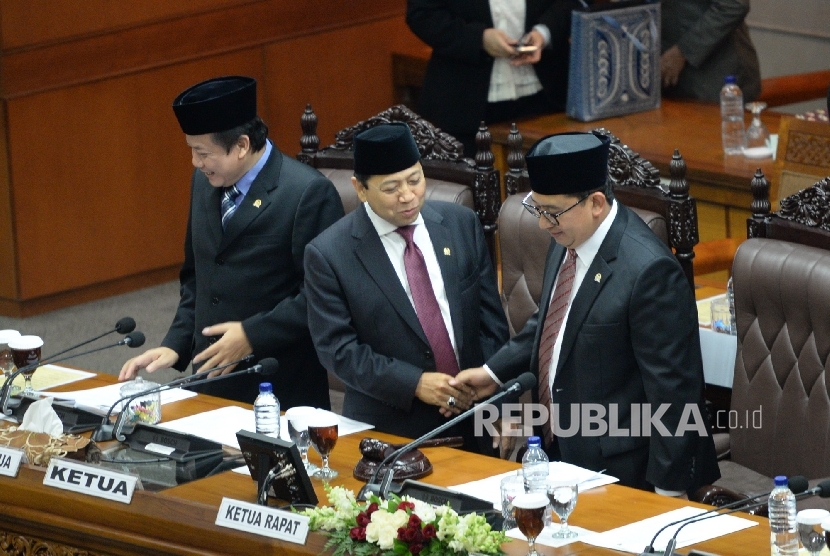 Ketua DPR Setya Novanto menerima ucapan selamat usai pelantikan pada Sidang Paripurna di Komplek Parlemen Senayan, Jakarta, Rabu (30/11).
