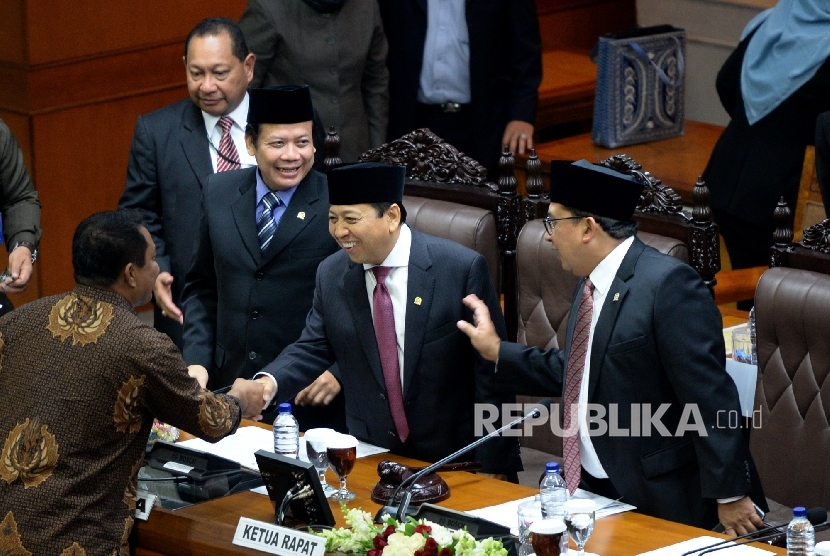Ketua DPR Setya Novanto menerima ucapan selamat usai pelantikan pada Sidang Paripurna di Komplek Parlemen Senayan, Jakarta, Rabu (30/11). 