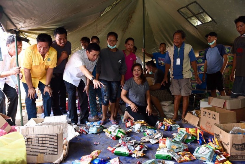 Ketua DPR Setya Novanto mengunjungi pengungsi Gunung Agung, Jumat (13/10).