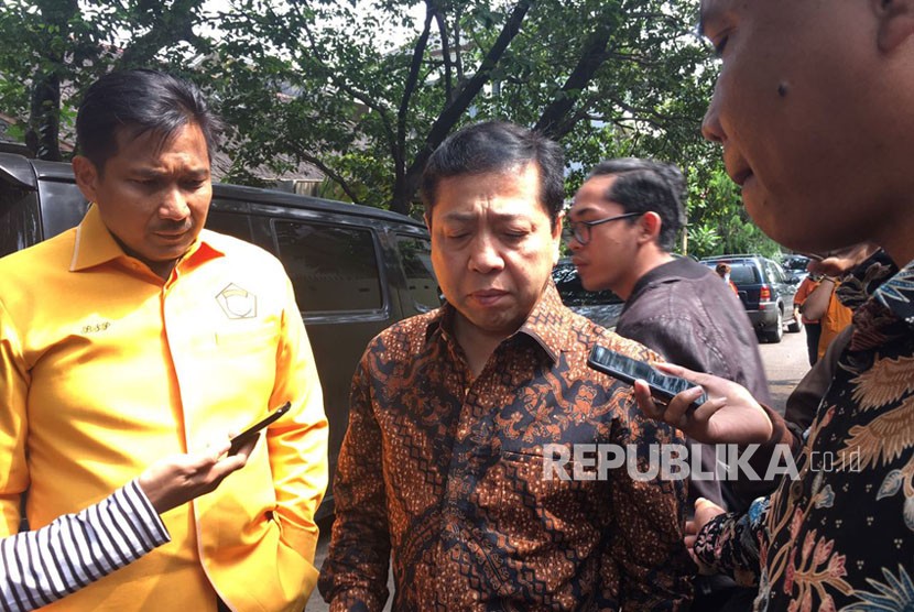 Ketua DPR Setya Novanto saat ditanyai wartawan usai menghadiri HUT Kosgoro 57 di Jalan Hansg Lekiu I Nomor 3 Kebayoran Baru, Jakarta pada Jumat (10/11).