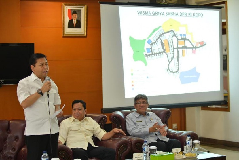 Ketua DPR Setya Novanto saat meninjau lokasi pembangunan Pusdiklat Sekretariat Jenderal DPR dan Badan Keahlian Dewan Dewan di Wisma Grya Sabha DPR RI Kopo di Bogor, Jawa Barat, Senin (3/4).  