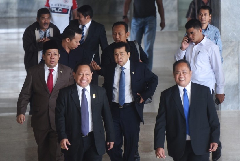 Ketua DPR Setya Novanto (tengah) berjalan bersama Wakil Ketua Fahri Hamzah (kiri) untuk menghadiri Sidang Paripurna DPR di Kompleks Parlemen, Senayan, Jakarta, Rabu (15/11). 