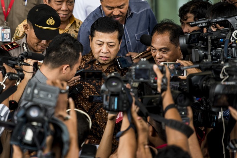 Ketua DPR Setya Novanto (tengah) berjalan keluar gedung KPK seusai menjalani pemeriksaan di Jakarta, Selasa (10/1). 