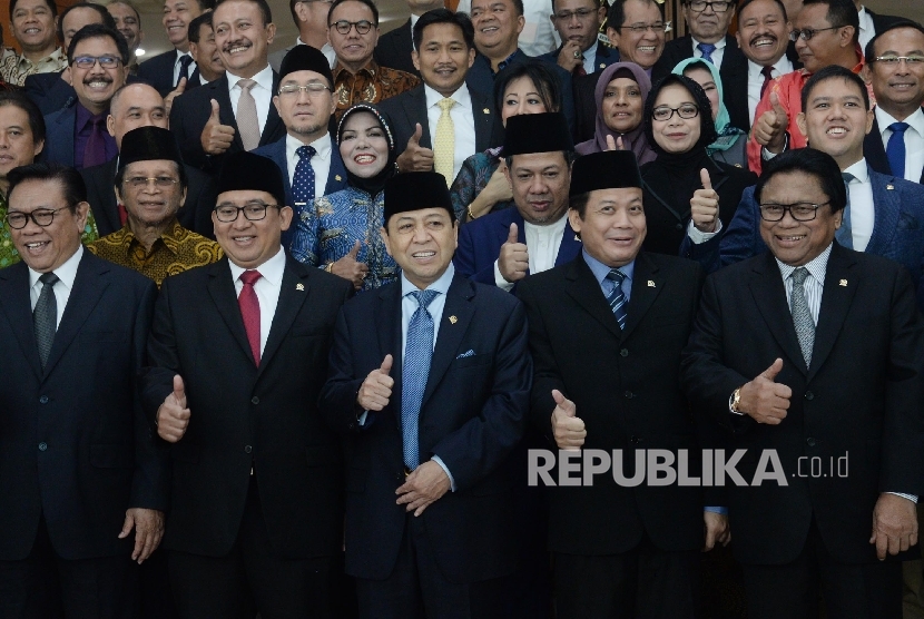 Ketua DPR Setya Novanto (tengah) didampingi wakil ketua DPR, mantan ketua DPR, dan anggota DPR memotong tumpeng seusai paripurna di Kompleks Parlemen, Senayan, Jakarta, Selasa (29/8). 