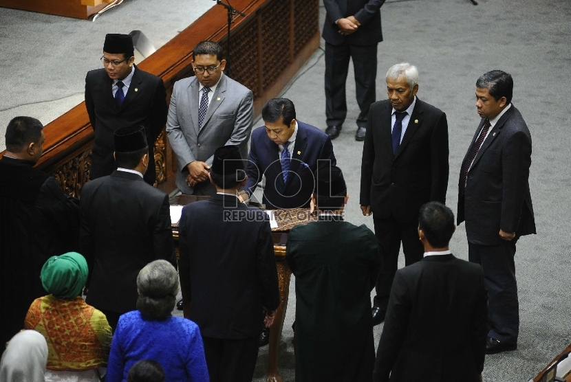 Ketua DPR Setya Novanto (tengah) melantik anggota DPR pengganti saat sidang Paripurna di Kompleks Parlemen Senayan, Jakarta, Selasa (15/12).  (Republika/Tahta Aidilla)