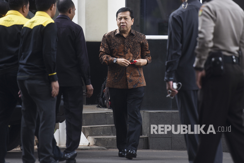 Ketua DPR Setya Novanto (tengah) memenuhi panggilan KPK untuk menjalani pemeriksaan di gedung KPK, Jakarta, Jumat (14/7). 