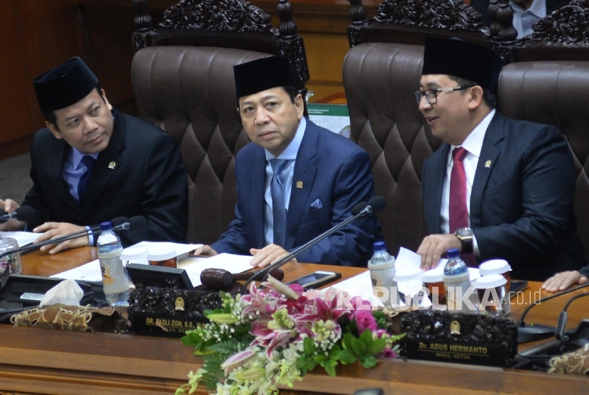 Ketua DPR Setya Novanto (trengah) mengikuti rapat paripurna pengambilan keputusan RUU Pemilu di kompleks parlemen, Jakarta, Kamis (20/7). 