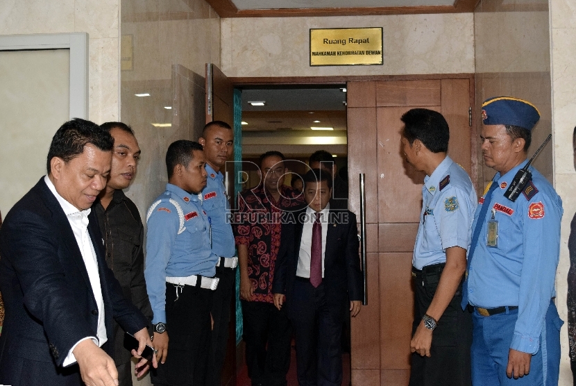 Ketua DPR Setya Novanto usai mengikuti Sidang perkara dugaan pelanggaran kode etik Mahkamah Kehormatan Dewan (MKD) secara tertutup di Kompleks Parlemen, Senanyan, Jakarta, Senin (7/12). (Republika/Rakhmawaty La'lang)