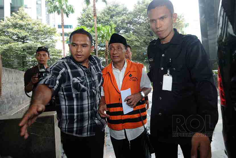 Ketua DPRD Bangkalan Fuad Amin menjalani pemeriksaan saat tiba di Gedung KPK, Jakarta, Jumat (19/12).