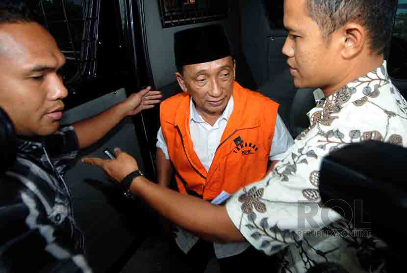 Ketua DPRD Bangkalan Fuad Amin menjalani pemeriksaan saat tiba di Gedung KPK, Jakarta, Jumat (19/12).