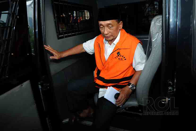 Ketua DPRD Bangkalan Fuad Amin menjalani pemeriksaan saat tiba di Gedung KPK, Jakarta, Jumat (19/12).