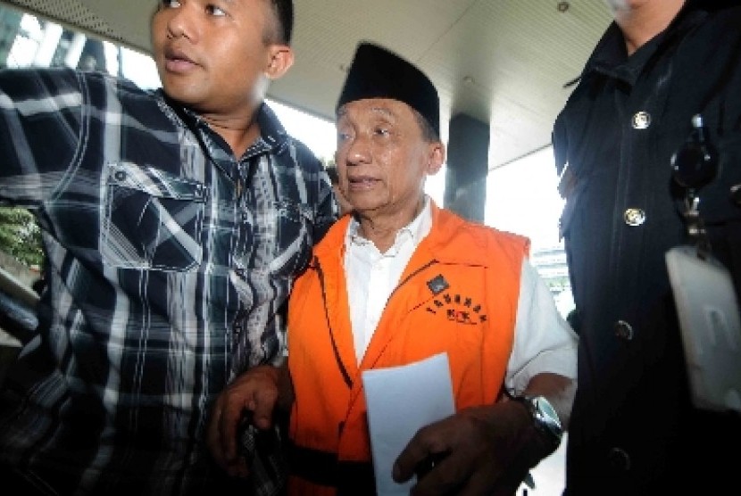 Ketua DPRD Bangkalan Fuad Amin menjalani pemeriksaan saat tiba di Gedung KPK, Jakarta, Jumat (19/12). 