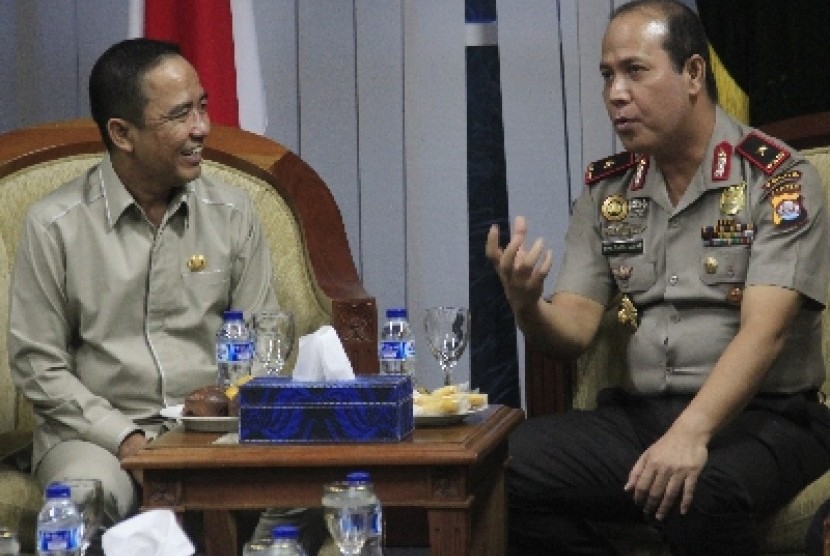 Ketua DPRD Banten Asep Rahmatullah berbincang dengan Kapolda Banten Brigjen Boy Rafli Amar.