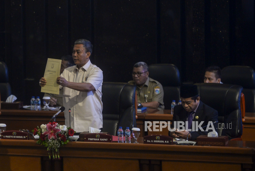 Ketua DPRD DKI Jakarta Prasetyo Edi Marsudi (kiri) menerima dokumen rekomendasi nama calon Penjabat (Pj) Gubernur pengganti Anies Baswedan saat  Rapat Pimpinan Gabungan di Gedung DPRD DKI Jakarta, Selasa (13/9/2022). Rapat yang dihadiri oleh pimpinan sembilan fraksi memutuskan tiga nama yang akan diberikan kepada Menteri Dalam Negeri, yaitu Heru Budi Hartono, Bahtiar dan Marullah Matali. Republika/Putra M. Akbar