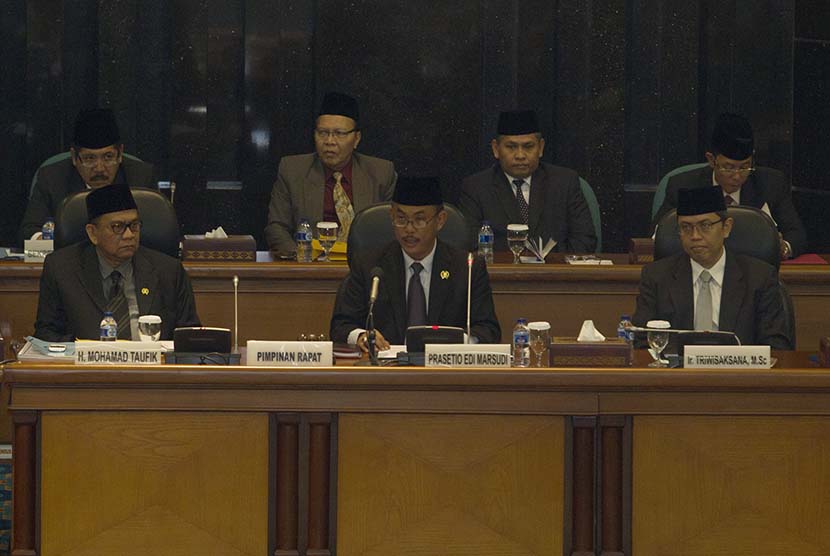 Ketua DPRD DKI Jakarta Prasetyo Edi Marsudi (tengah) bersama Wakil Ketua Muhammad Taufik (kiri), Triwisaksana (kanan) memimpin rapat paripurna di Jakarta, Kamis (26/2). 