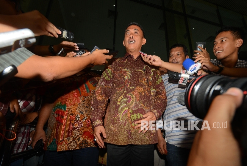 Ketua DPRD DKI Jakarta, Prasetyo Edi Marsudi (tengah) dimintai keterangan oleh media usai menjalani pemeriksaan di Gedung Komisi Pemberantasan Korupsi (KPK), Senin (11/4). (Republika/Raisan Al Farisi)