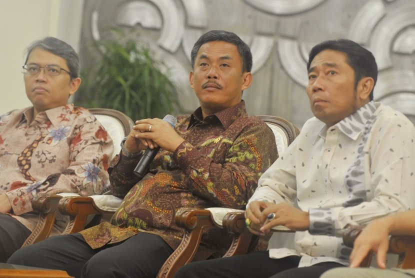  Ketua DPRD DKI Prasetio Edi Marsudi (tengah) 