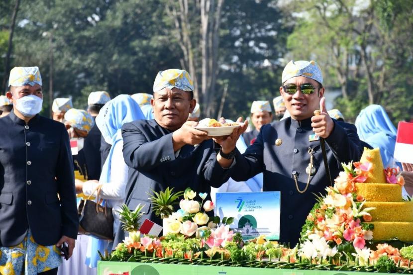 Ketua DPRD Jabar Brigjen TNI (Purn) Taufik Hidayat dan Gubernur Jabar Ridwan Kamil 