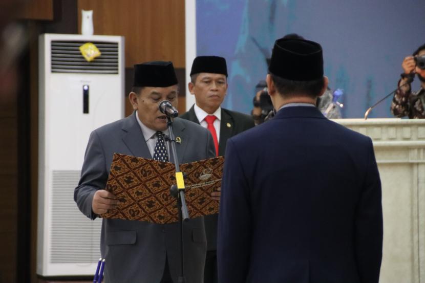 Ketua DPRD Jawa Barat Brigadir Jenderal (Brigjen) TNI (Purn) Taufik Hidayat mengambil sumpah Andi Zabidi sebagai PAW