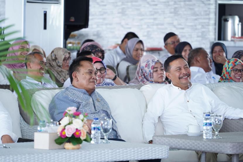 Ketua DPRD Jawa Barat Brigadir Jenderal TNI (Purn) Taufik Hidayat (kiri) saat kegiatan Halalbihalal Sekretariat DPRD Provinsi Jawa Barat, Rabu (17/4/24).