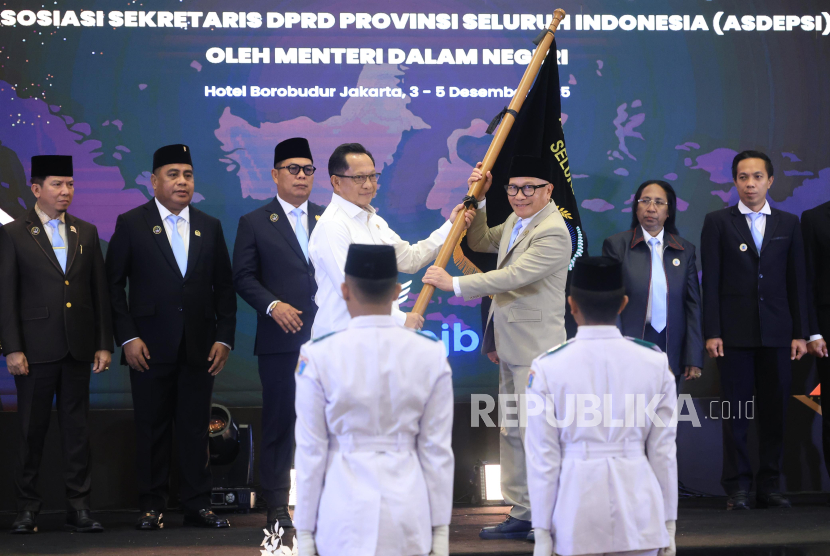 Ketua DPRD Jawa Barat yang Ketua Asosiasi DPRD Seluruh Indonesia (ADPSI) menghadiri pengukuhan dan rakernas ADPSI di Jakarta, Kamis (4/12/2025).