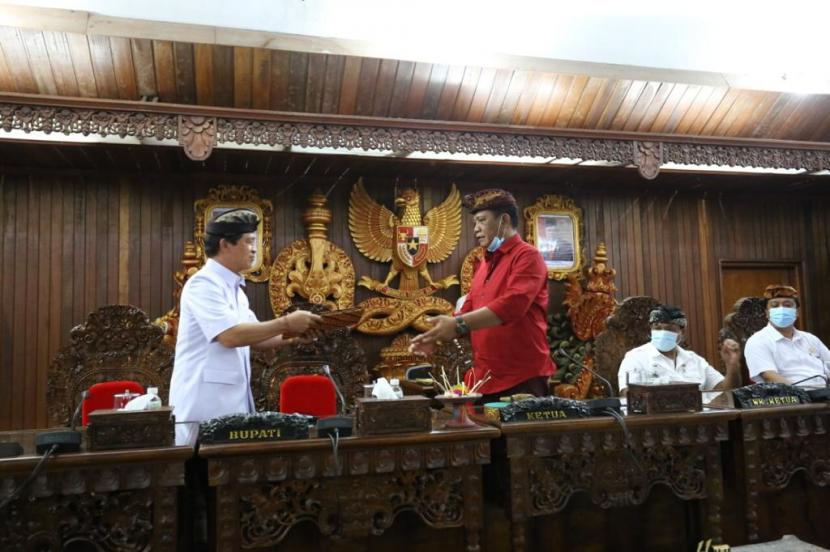 Ketua DPRD Klungkung, Anak Agung Gede Anom (kanan) saat memberikan hasil sidang paripurna Ranperda APBD Induk kepada Bupati Klungkung, I Nyoman Suwirta (kiri) di ruangannya, Selasa (10/11).