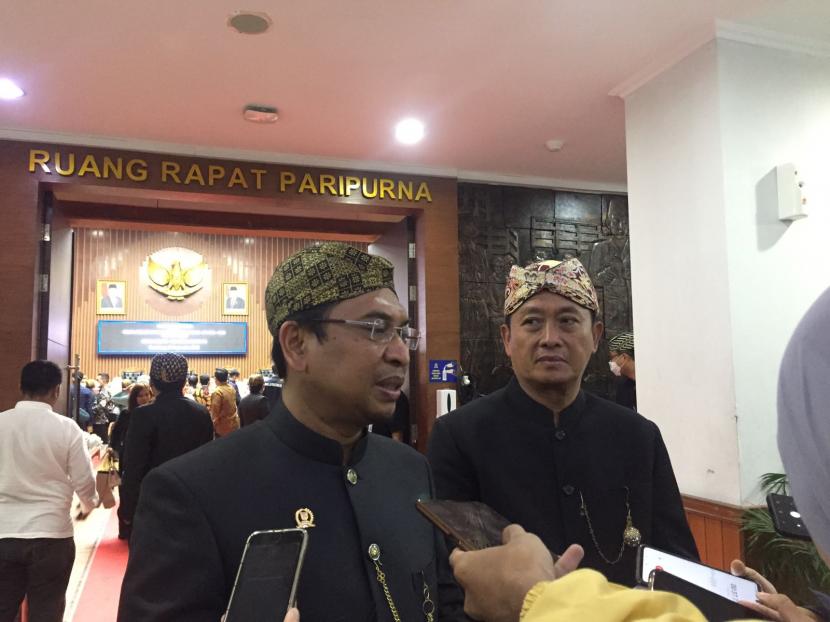 Ketua DPRD Kota Bandung Tedy Rusmawan (kiri).
