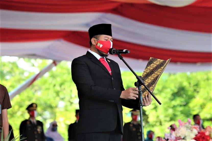 Ketua DPRD Kota Batam, Nuryanto, SH MH pada momen pembacaan Teks Proklamasi dalam upacara HUT RI ke-75, tahun lalu.