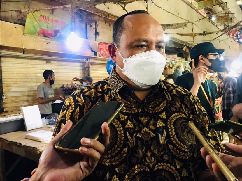 Ketua DPRD Kota Bogor Atang Trisnanto diwawancara usai meninjau pedagang tahu dan tempe di Pasar Bogor.