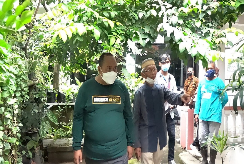 Ketua DPRD Kota Bogor Atang Trisnanto seharian blusukan ke kampung-kampung di enam kelurahan di Kota Bogor. Kedatangan Atang tersebut untuk melakukan penilaian terhadap lingkungan dalam perlombaan Bogorku Bersih 2021.