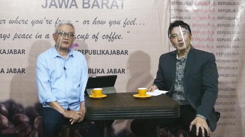 Ketua DPRD Kota Cimahi Ir H Achmad Zulkarnain MT (kiri) berdiskusi di Program Republikopi, Republika Jawa Barat