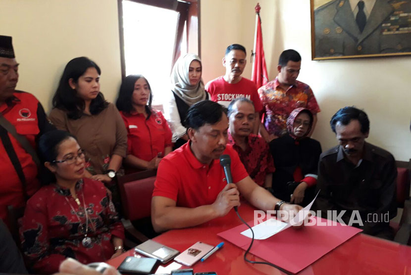 Ketua DPRD Kota Malang, Arief Wicaksono menyatakan, mengundurkan diri dari jabatannya setelah ditetapkan sebagai tersangka atas gratifikasi dana APBD 2015 di Gedung DPC PDIP Kota Malang, Kamis (10/8). 