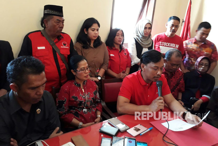 Ketua DPRD Kota Malang, Arief Wicaksono menyatakan, mengundurkan diri dari jabatannya setelah ditetapkan sebagai tersangka atas gratifikasi dana APBD 2015 di Gedung DPC PDIP Kota Malang, Kamis (10/8). 