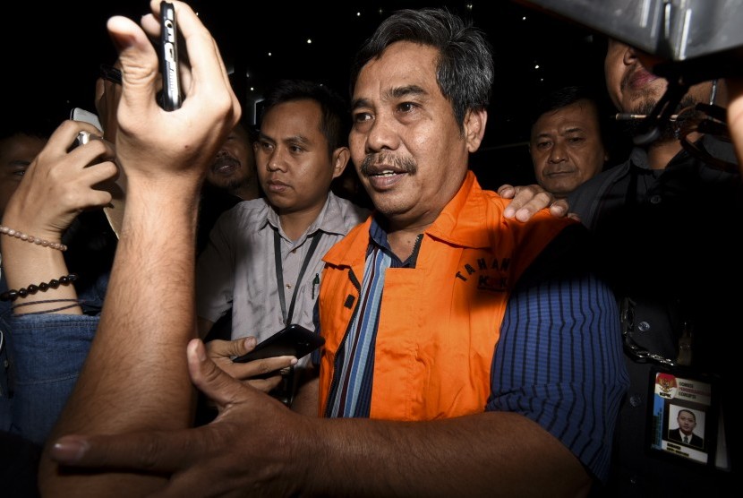 Ketua DPRD Kota Mojokerto Purnomo menggunakan rompi tahanan seusai diperiksa di gedung KPK, Jakarta, Sabtu (17/6). 