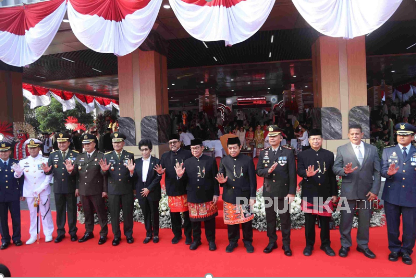 Ketua DPRD Provinsi DKI Jakarta Khoirudin mengikuti upacara Peringatan HUT ke-80 Kemerdekaan Indonesia di halaman Balaikota DKI Jakarta.