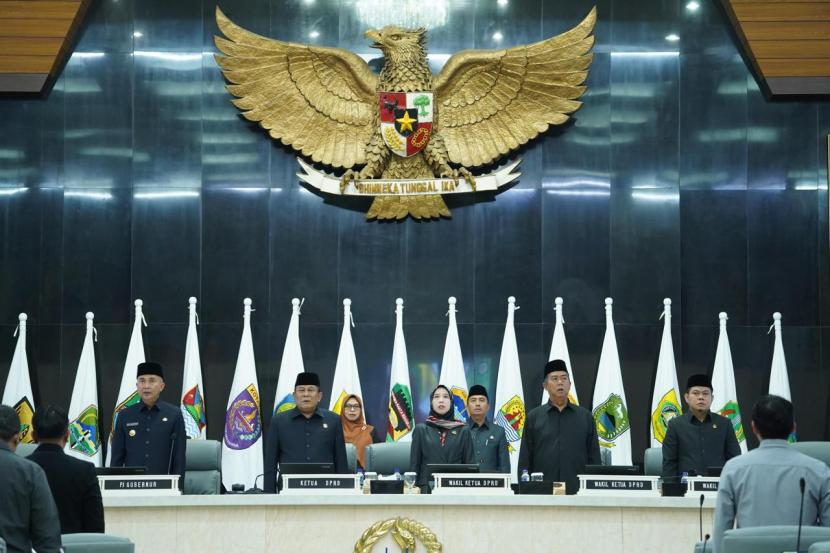 Ketua DPRD Provinsi Jawa Barat Brigadir Jenderal TNI (Purn) Taufik Hidayat saat Rapat Paripurna di Bandung, Jawa Barat, Jumat (12/7/24).