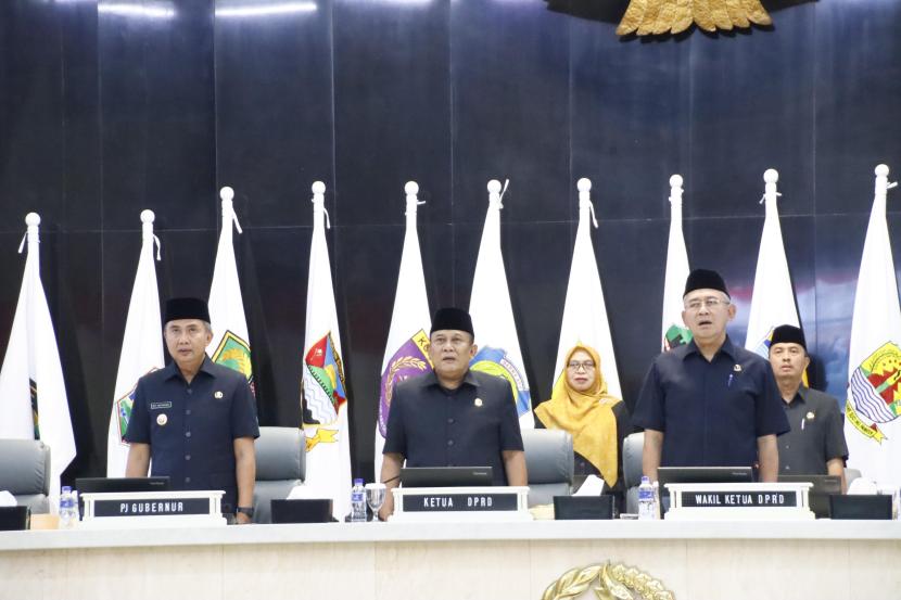 Ketua DPRD Provinsi Jawa Barat Brigadir Jenderal TNI (Purn) Taufik Hidayat saat memimpin Rapat Paripurna di Kota Bandung. Kamis, (15/8/2024).