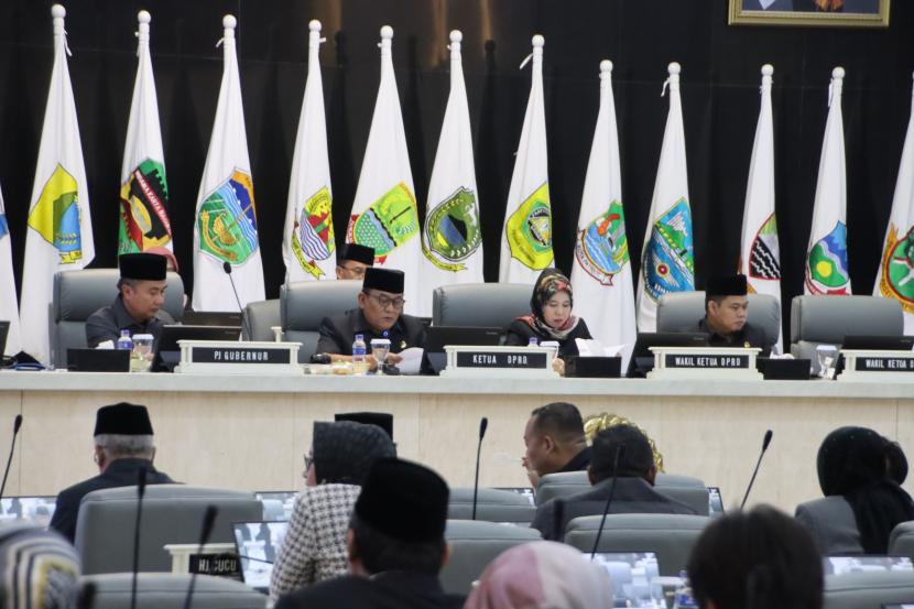 Ketua DPRD Provinsi Jawa Barat Brigjen TNI (Purn) Taufik Hidayat saat pimpin Rapat Paripurna DPRD Provinsi Jawa Barat di Kota Bandung, Kamis, (4/7/2024).