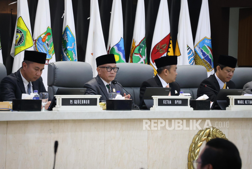 Ketua DPRD Provinsi Jawa Barat Buky Wibawa Karya Guna saat Rapat Paripurna di Kota Bandung. Jumat, (8/11/2024).