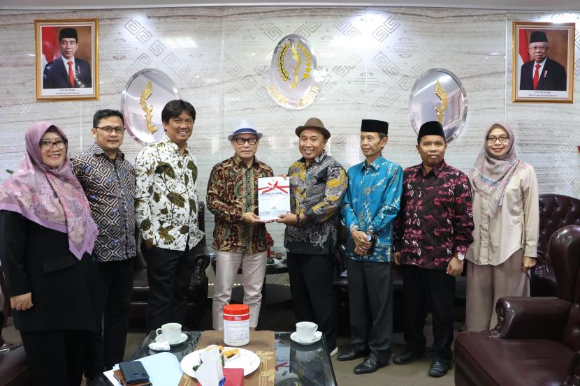 Ketua DPRD Provinsi Jawa Barat Buky Wibawa saat menerima Ketua Komisioner Komisi Informasi Publik Provinsi Jawa Barat, Ijang Faisal beserta jajaran yang bertempat di Gedung DPRD Jabar. Jumat, (18/10/2024).