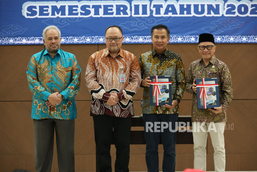 Ketua DPRD Provinsi Jawa Barat, Dr. H. Buky Wibawa, M.Si, menghadiri acara penyerahan Laporan Hasil Pemeriksaan (LHP) Semester II Tahun 2024 Badan Pemeriksa Keuangan (BPK) Perwakilan Provinsi Jawa Barat.